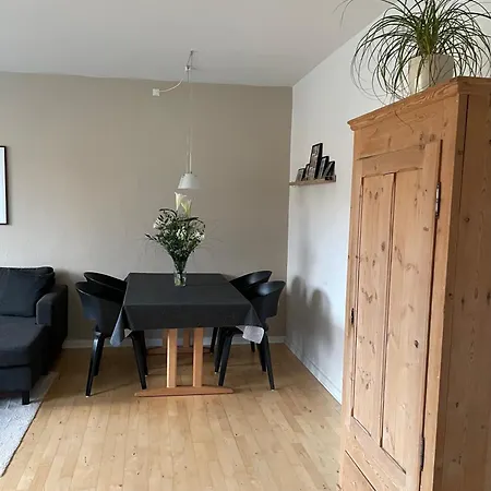 - 2 Min To Station, Free Parking, Near Main Square Apartment