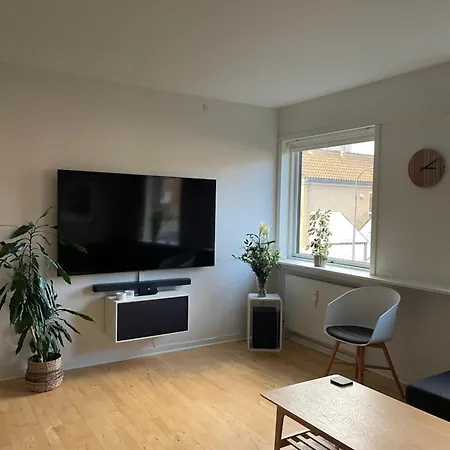 - 2 Min To Station, Free Parking, Near Main Square Apartment