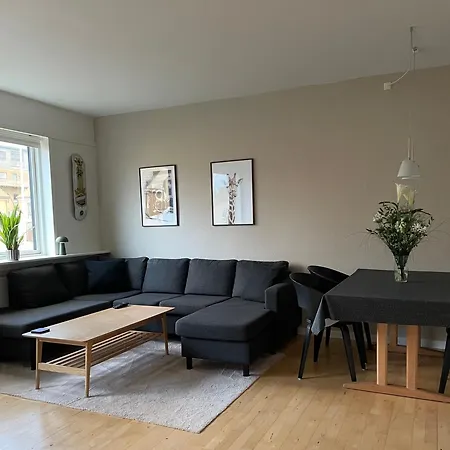 Apartment - 2 Min To Station, Free Parking, Near Main Square