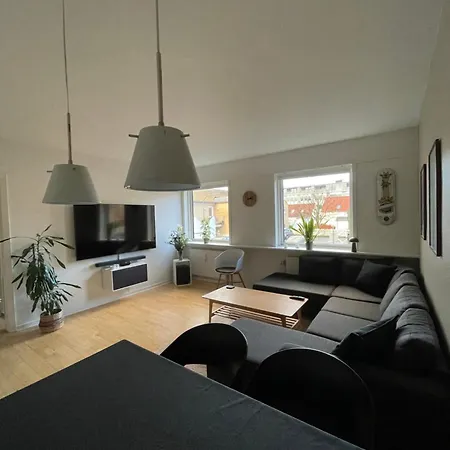 Apartment - 2 Min To Station, Free Parking, Near Main Square *