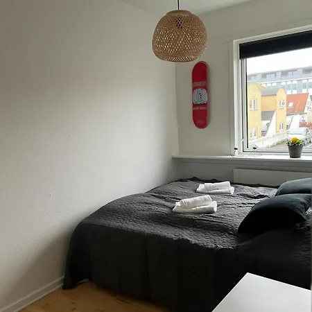 - 2 Min To Station, Free Parking, Near Main Square