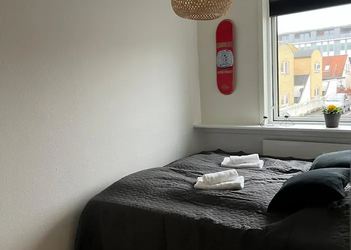 - 2 Min To Station, Free Parking, Near Main Square